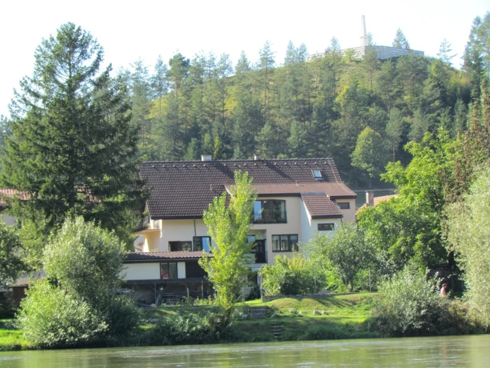 Dom s ubytovaním v Strečne pri Žiline, pohľad z okolia
